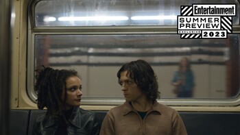 Кадры из сериала «Переполненная комната» Том Холланд запутался в себе в трейлере сериала «Переполненная комната»
