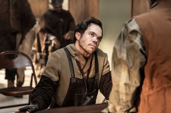 Кадры из сериала «Ходячие мертвецы: Те, кто выжил» Суровый Рик Граймс шлёт весточку Мишон в тизере «Ходячих мертвецов: Тех, кто выжил»