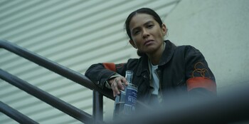 Кадры из сериала «Ходячие мертвецы: Те, кто выжил» Суровый Рик Граймс шлёт весточку Мишон в тизере «Ходячих мертвецов: Тех, кто выжил»
