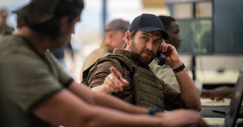Кадры из фильма «Переводчик» Джек Джилленхол — мастер диалогов в первых отрывках «Переводчика» Гая Ричи