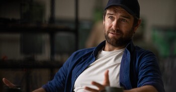 Кадры из фильма «Переводчик» Джек Джилленхол — мастер диалогов в первых отрывках «Переводчика» Гая Ричи