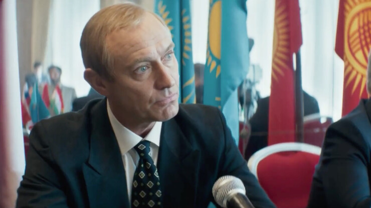 Это вам не президент Финляндии: Джуд Лоу хочет войны в трейлере комедии «Кремлёвский волшебник»