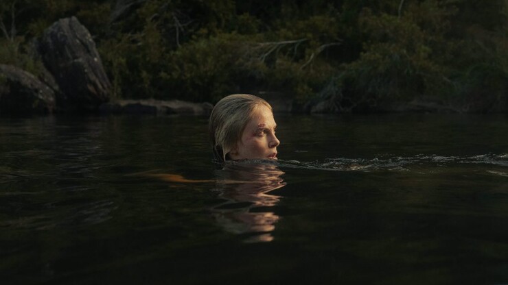 Netflix открыл сезон охоты на скалолазку Шарлиз Терон в тизере экшена «Вершина»